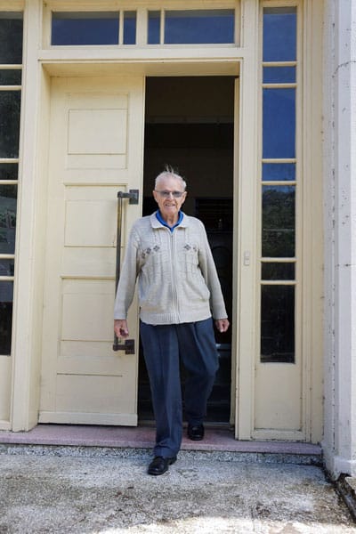Former Auckand Radio ZLD operator Bernie Smith returns to visits Musick Memorial Radio Station