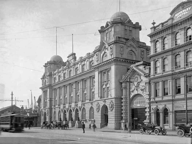 Auckland Chief Post office with radio aerial in 1912