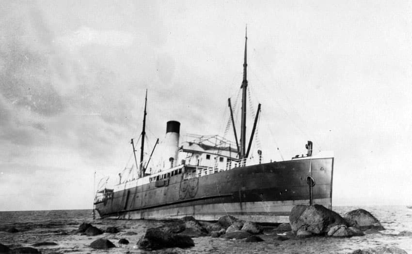 SS Manaia aground on Slipper Island