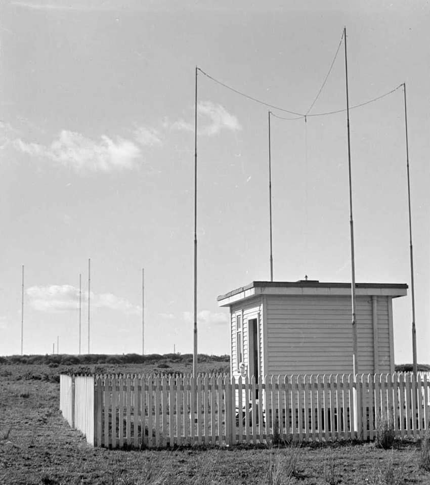 A small hut with 4 short masts around it, used for HFDF at Musick Point